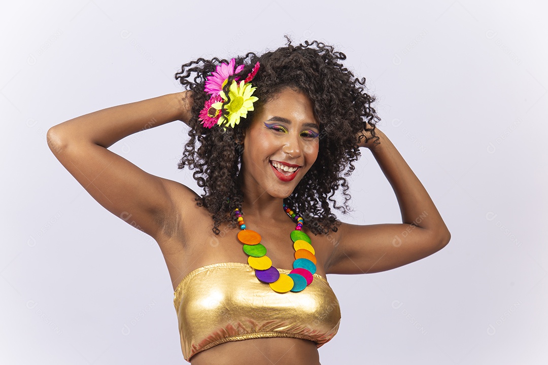 Linda jovem mulher cabelo cacheado com fantasia de carnaval.