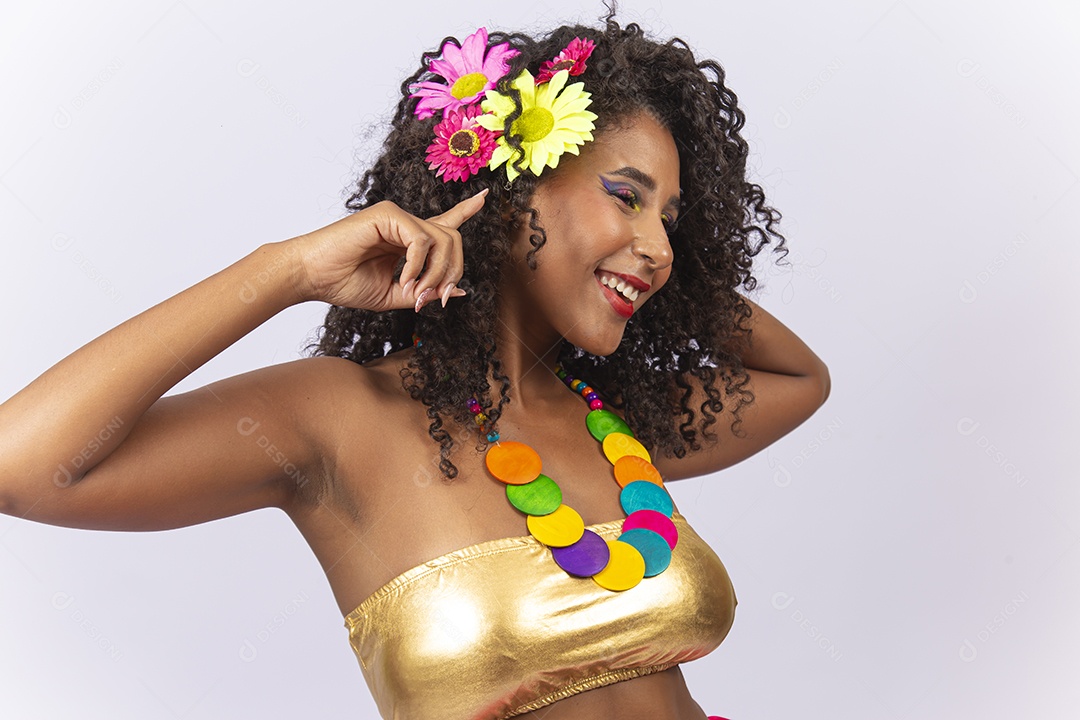 Linda jovem mulher cabelo cacheado com fantasia de carnaval.