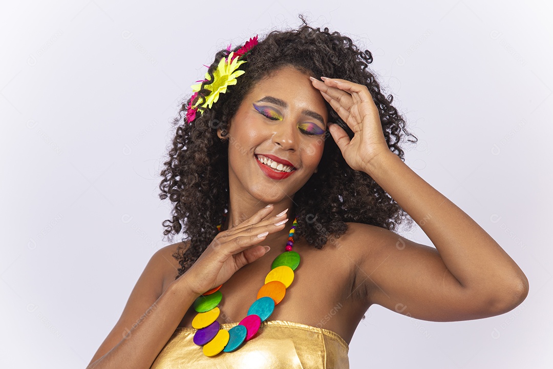 Linda jovem mulher cabelo cacheado com fantasia de carnaval.