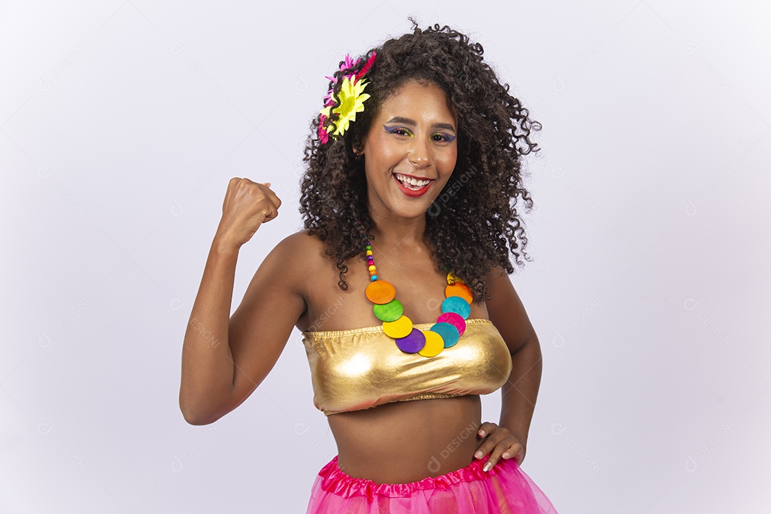 Linda jovem mulher cabelo cacheado com fantasia de carnaval.