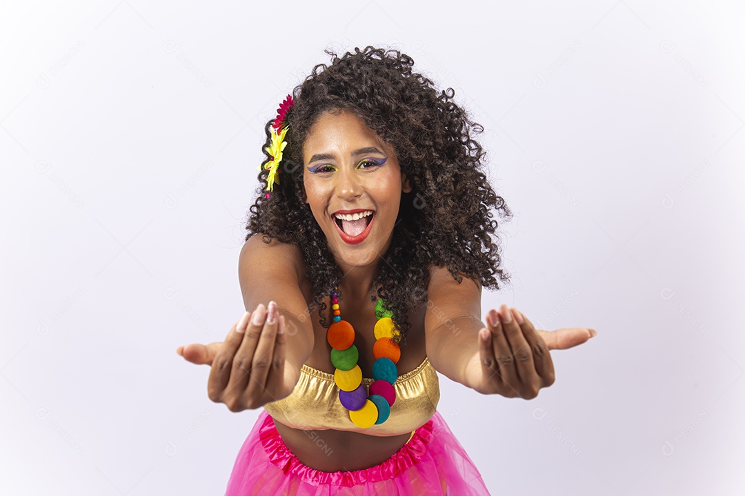 Linda jovem mulher cabelo cacheado com fantasia de carnaval.