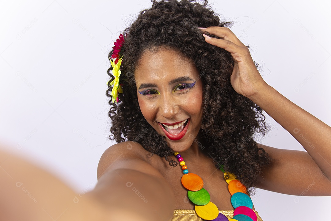 Linda jovem mulher cabelo cacheado com fantasia de carnaval.