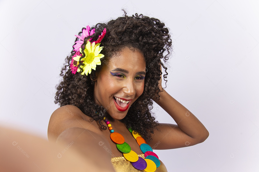 Linda jovem mulher cabelo cacheado com fantasia de carnaval.