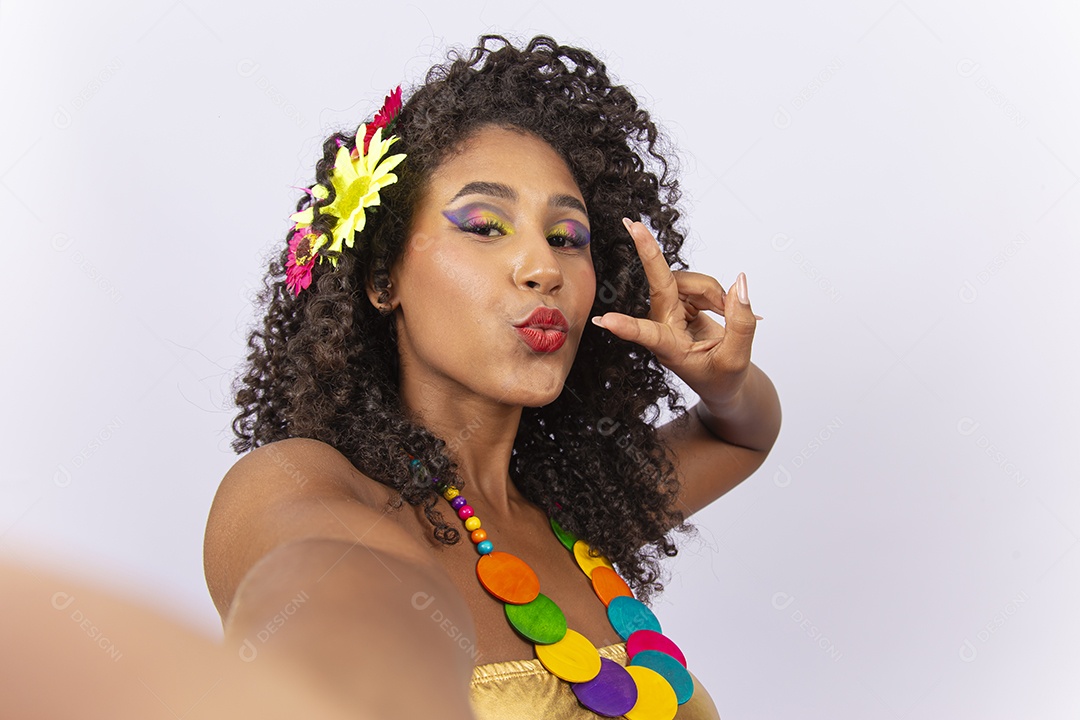 Linda jovem mulher cabelo cacheado com fantasia de carnaval.