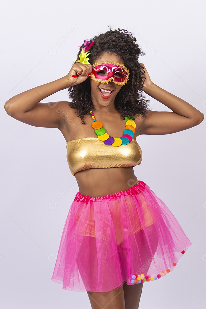Linda jovem mulher cabelo cacheado com fantasia de carnaval.