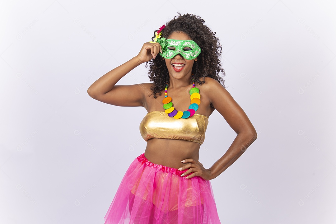 Linda jovem mulher cabelo cacheado com fantasia de carnaval.