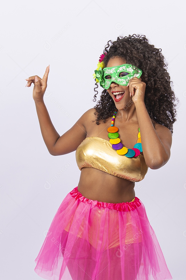 Linda jovem mulher cabelo cacheado com fantasia de carnaval.
