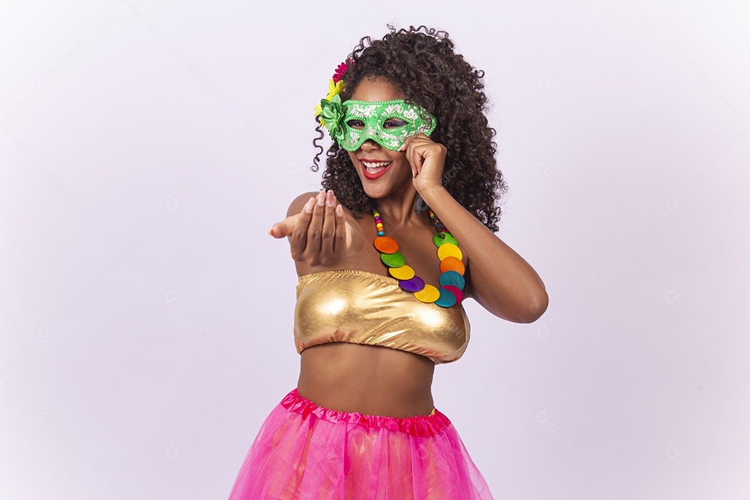 Linda jovem mulher cabelo cacheado com fantasia de carnaval.