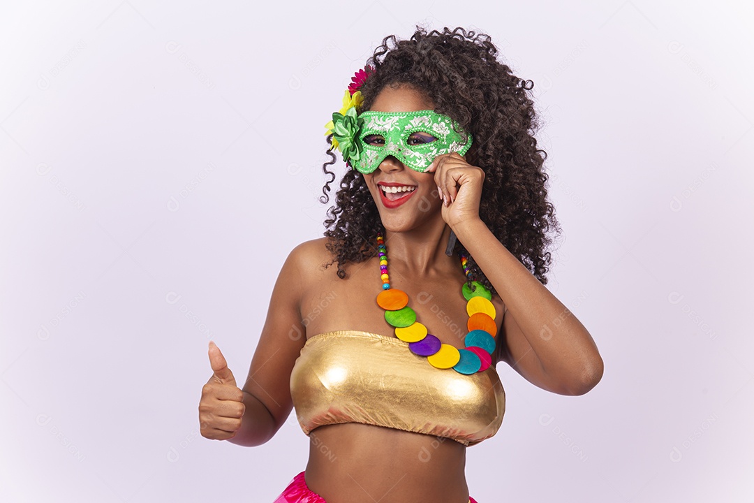 Linda jovem mulher cabelo cacheado com fantasia de carnaval.