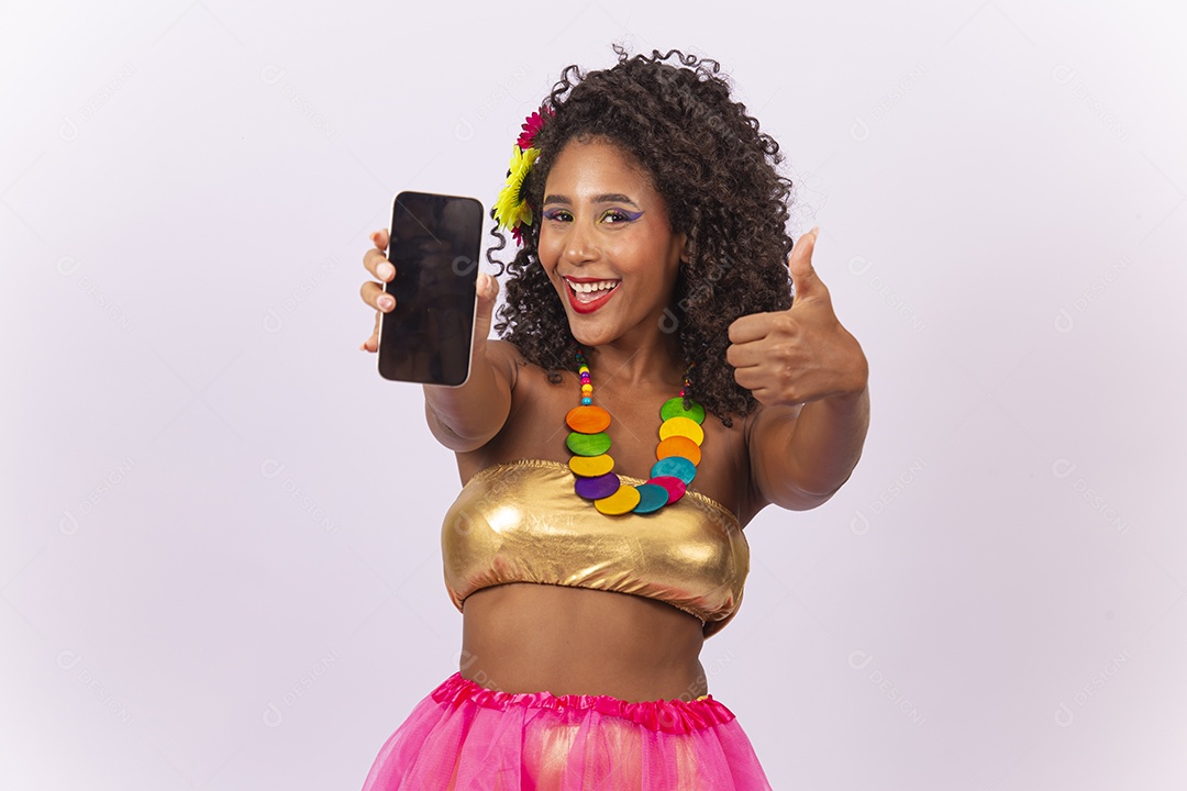 Linda jovem mulher cabelo cacheado com fantasia de carnaval.