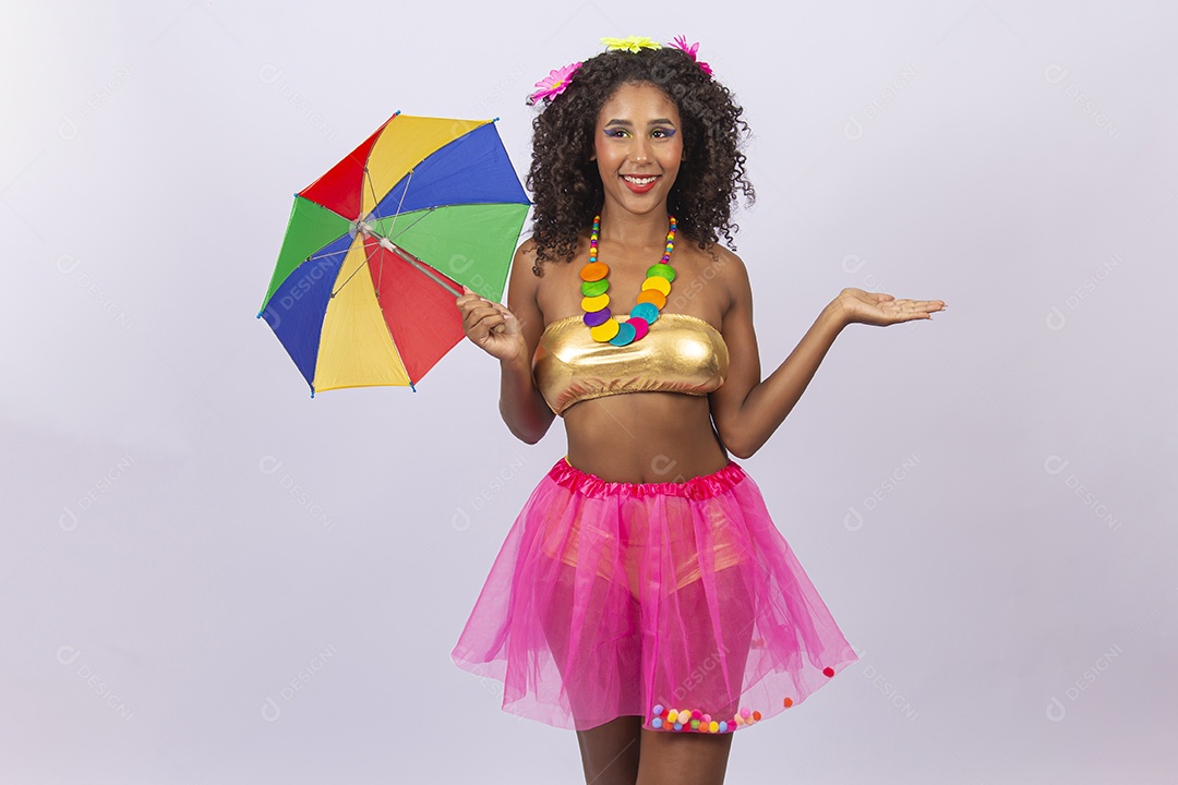 Linda jovem mulher cabelo cacheado com fantasia de carnaval.