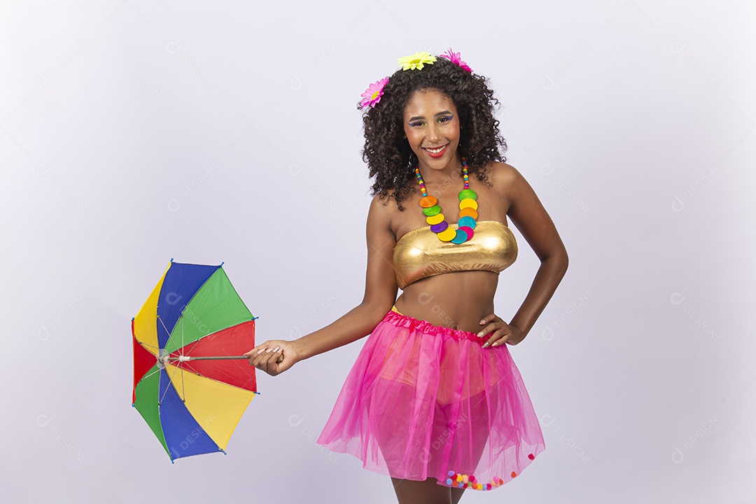 Linda jovem mulher cabelo cacheado com fantasia de carnaval.