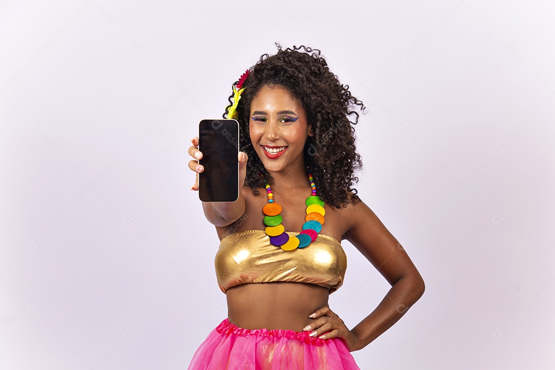 Linda jovem mulher cabelo cacheado com fantasia de carnaval.