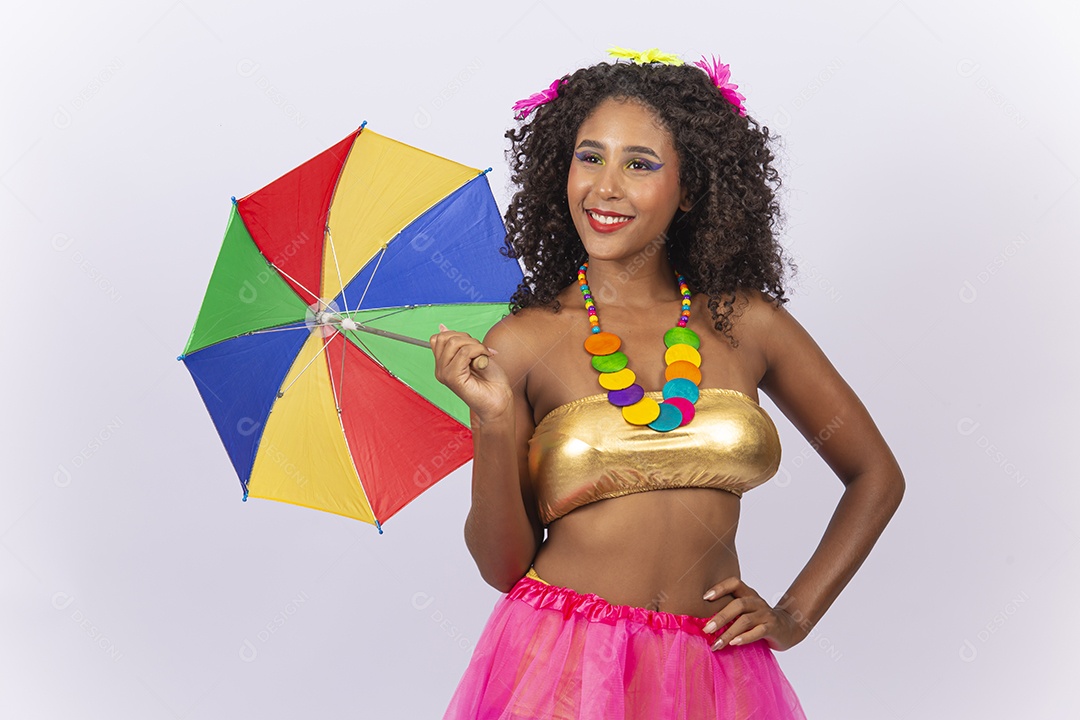 Linda jovem mulher cabelo cacheado com fantasia de carnaval.