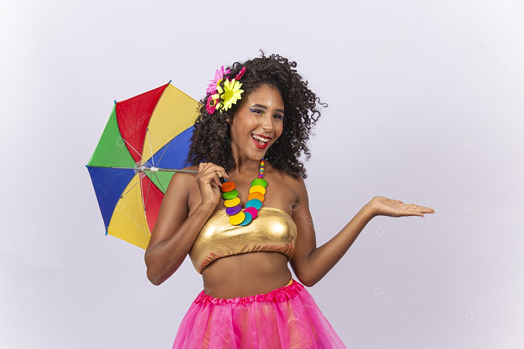 Linda jovem mulher cabelo cacheado com fantasia de carnaval.