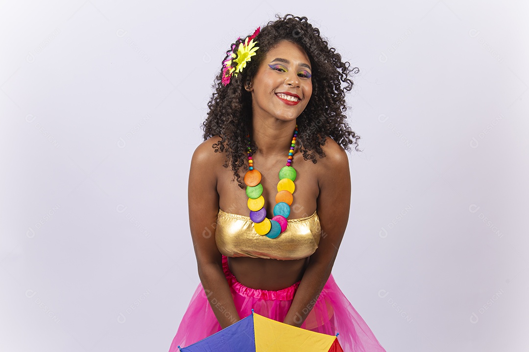 Linda jovem mulher cabelo cacheado com fantasia de carnaval.
