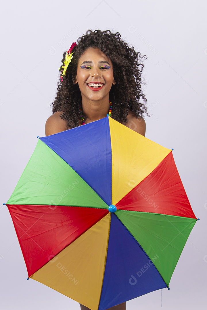 Linda jovem mulher cabelo cacheado com fantasia de carnaval.