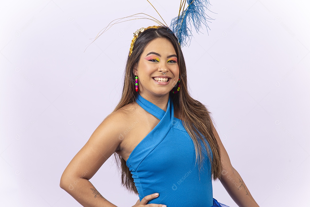 Linda jovem mulher com fantasia de carnaval  fundo branco.