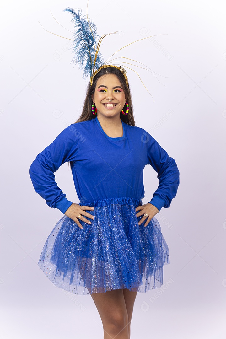 Linda jovem mulher com fantasia de carnaval  fundo branco.