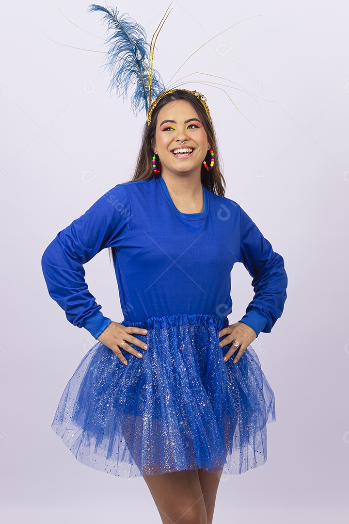 Linda jovem mulher com fantasia de carnaval  fundo branco.