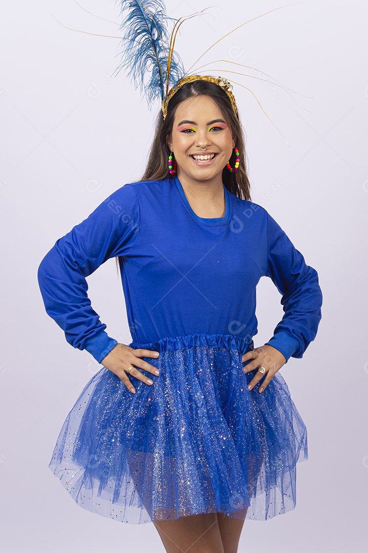 Linda jovem com fantasia de carnaval azul.