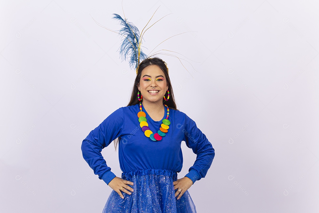 Linda jovem mulher com fantasia de carnaval  fundo branco.