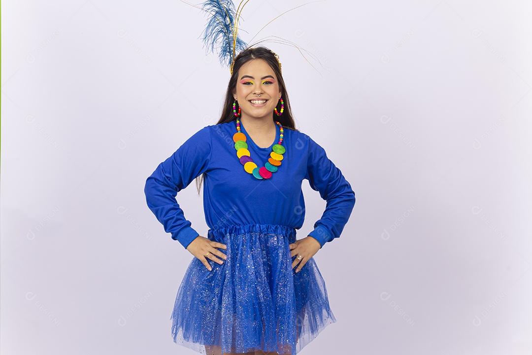 Linda jovem mulher com fantasia de carnaval  fundo branco.