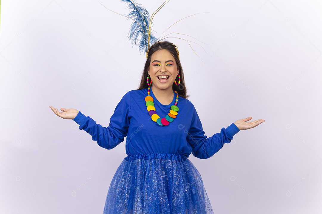 Linda jovem mulher com fantasia de carnaval  fundo branco.