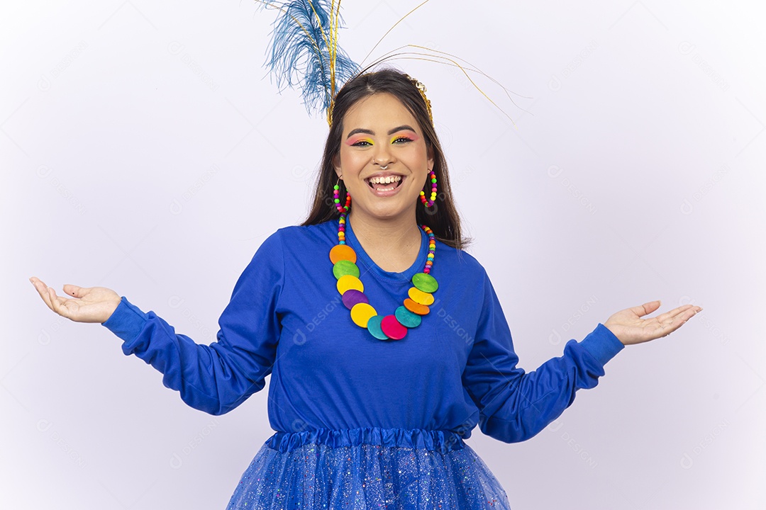 Linda jovem mulher com fantasia de carnaval  fundo branco.