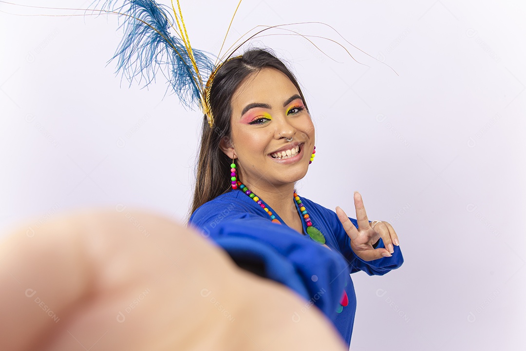 Linda jovem mulher com fantasia de carnaval  fundo branco.
