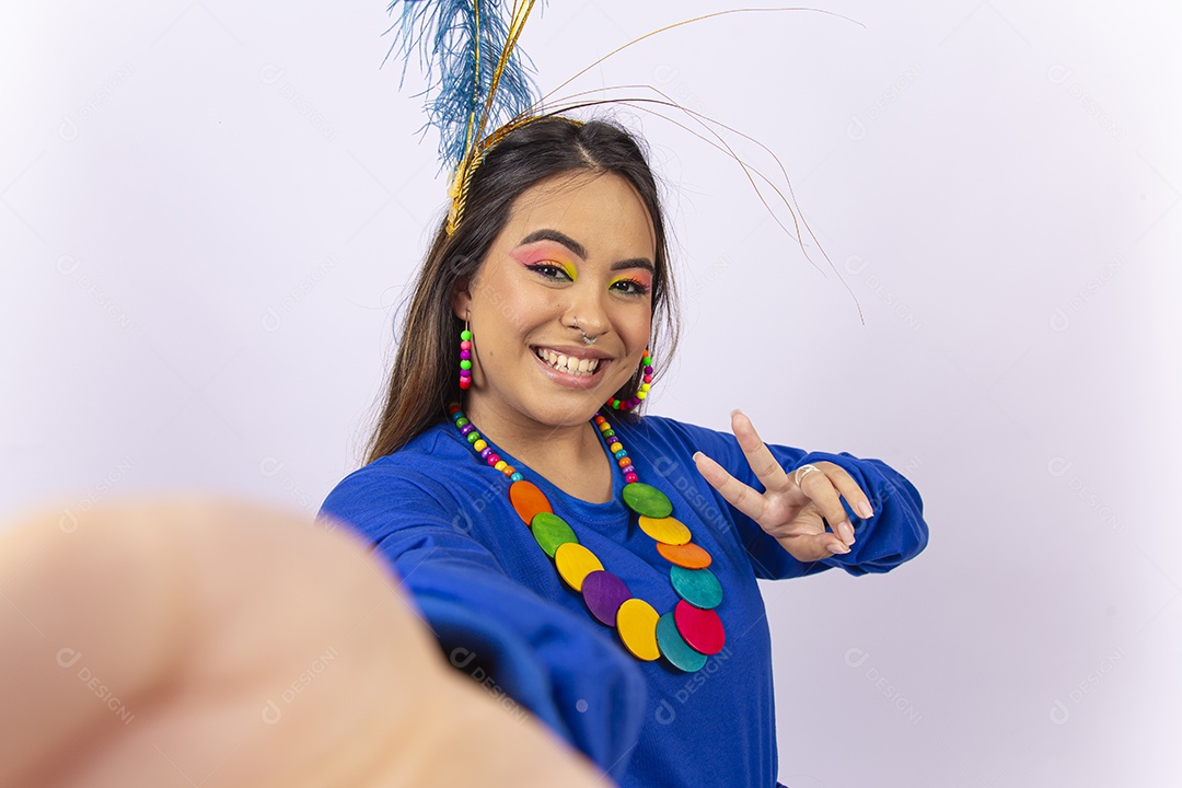 Linda jovem com fantasia de carnaval azul.