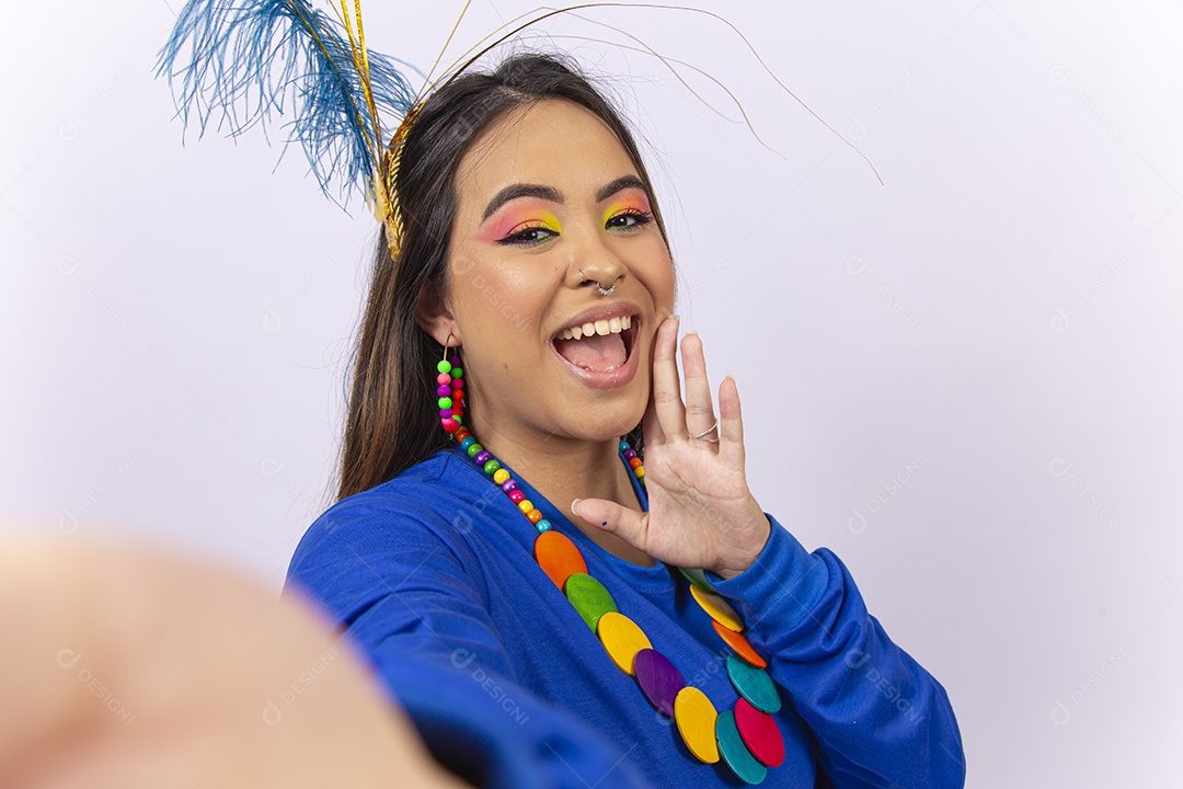Linda jovem mulher com fantasia de carnaval  fundo branco.