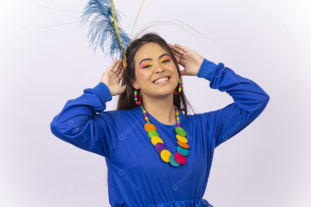 Linda jovem mulher com fantasia de carnaval fundo branco.