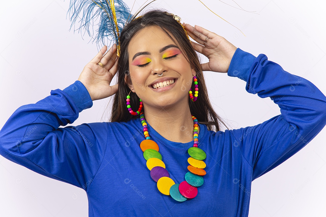 Linda jovem mulher com fantasia de carnaval