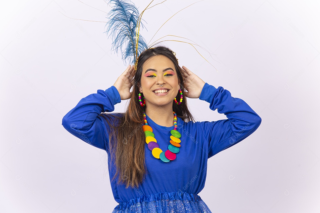 Linda jovem mulher com fantasia de carnaval