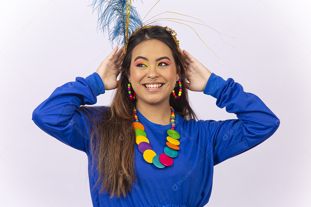 Linda jovem mulher com fantasia de carnaval  fundo branco.