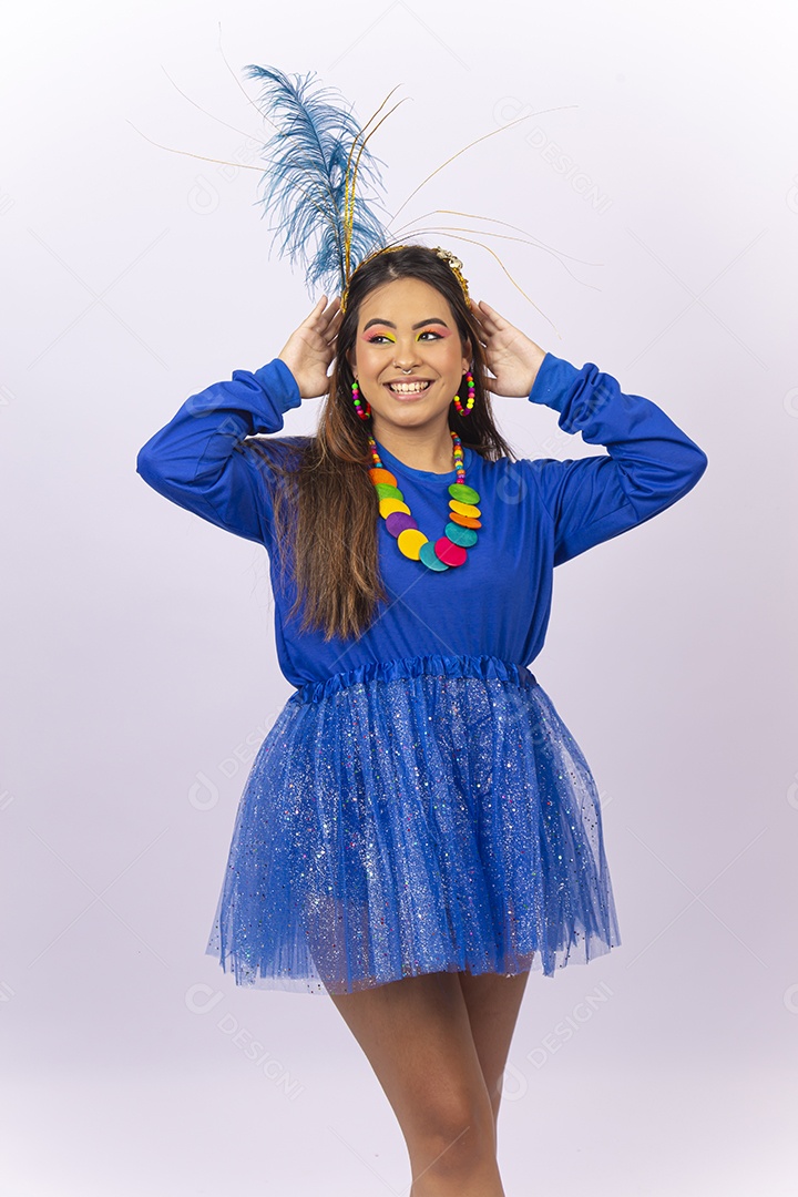 Linda jovem mulher com fantasia de carnaval  fundo branco.