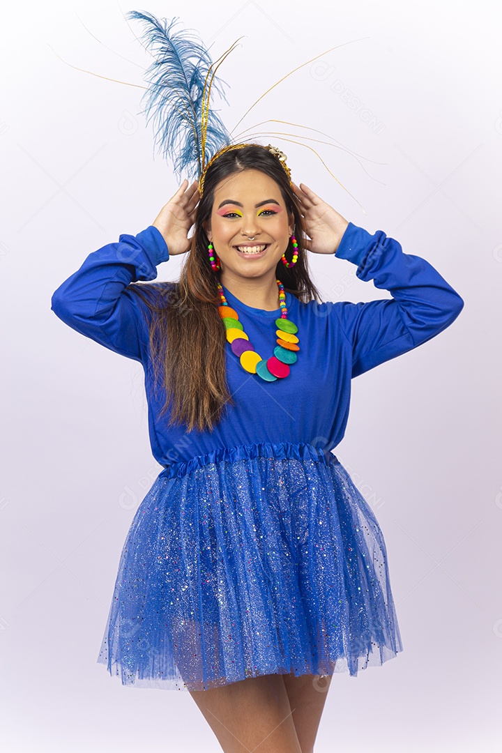 Linda jovem mulher com fantasia de carnaval  fundo branco.