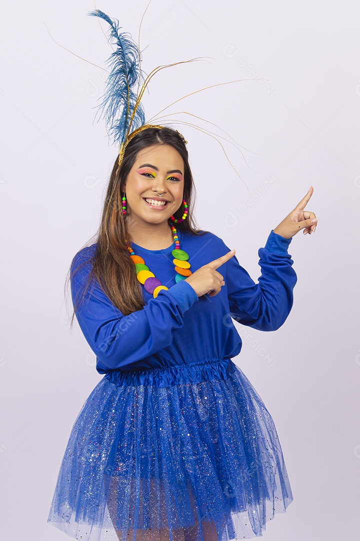 Linda jovem mulher com fantasia de carnaval apontando para o lado.