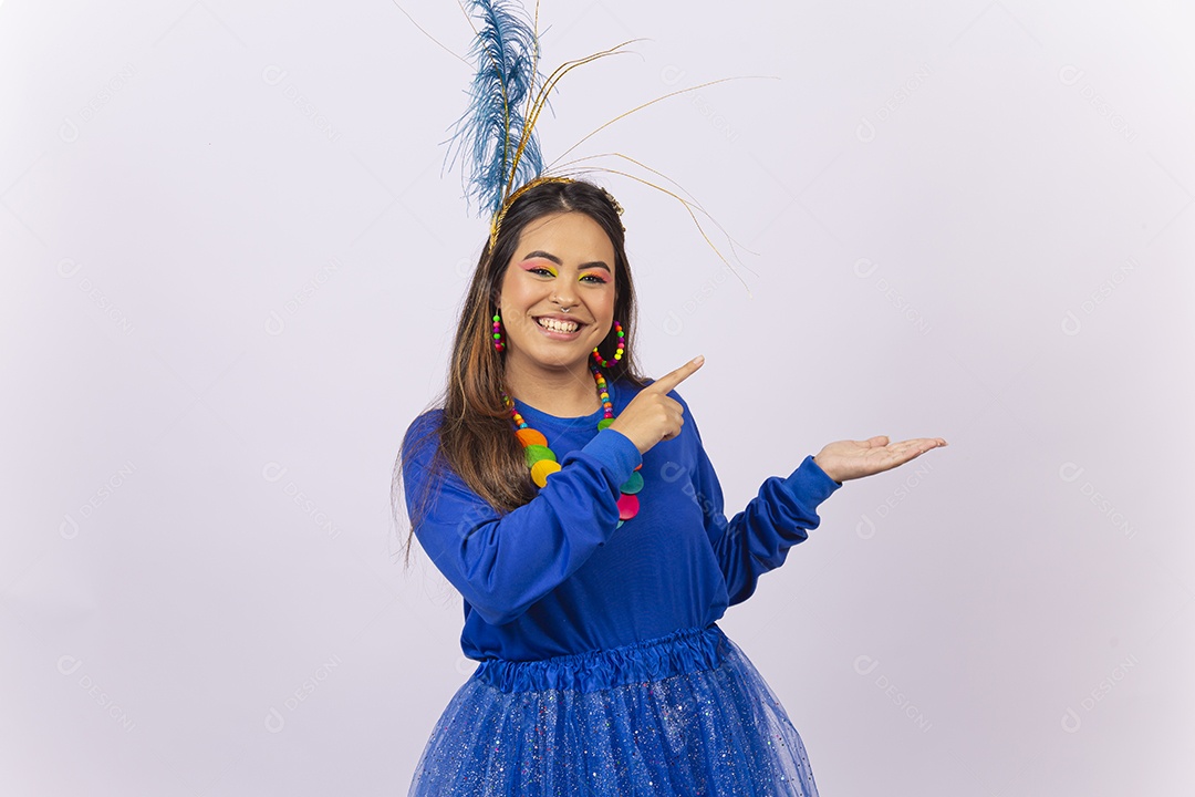 Linda jovem com fantasia de carnaval azul.