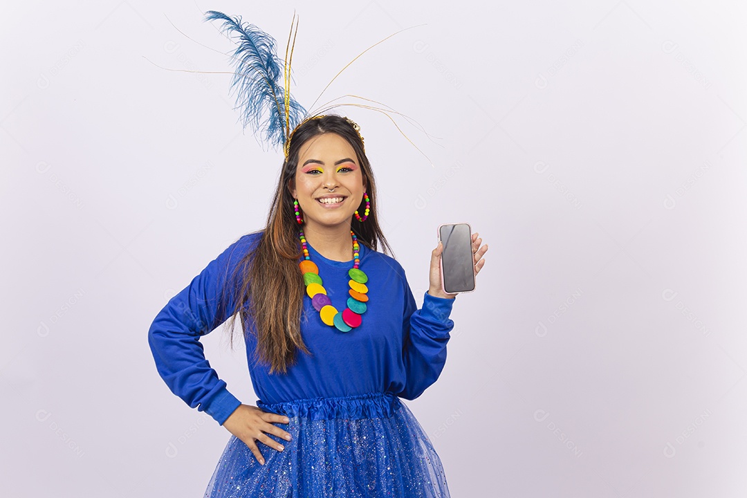 Linda jovem segurando celular com fantasia de carnaval azul.