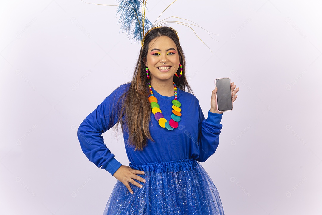 Linda jovem segurando celular com fantasia de carnaval azul.