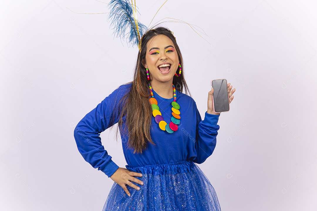 Linda jovem mulher com fantasia de carnaval segurando o celular.