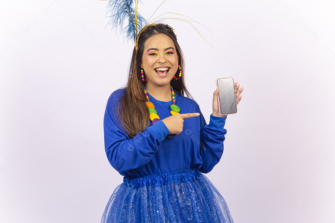 Linda jovem mulher com fantasia de carnaval  apontando para o delular.