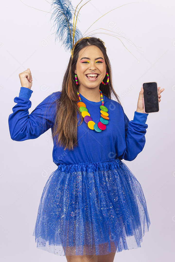 Linda jovem mulher com fantasia de carnaval  fundo branco.