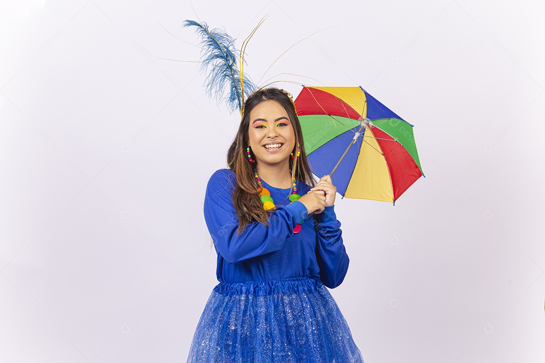 Linda jovem mulher com fantasia de carnaval.