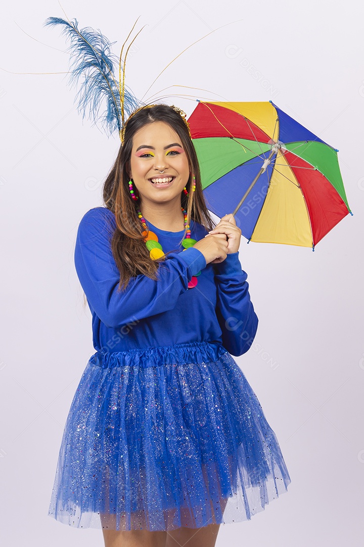 Linda jovem mulher com fantasia de carnaval.