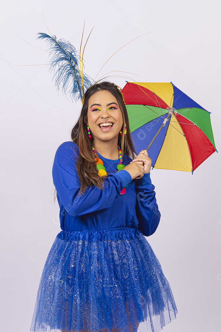 Linda jovem mulher com fantasia de carnaval.