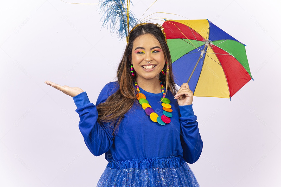 Linda jovem mulher com fantasia de carnaval.