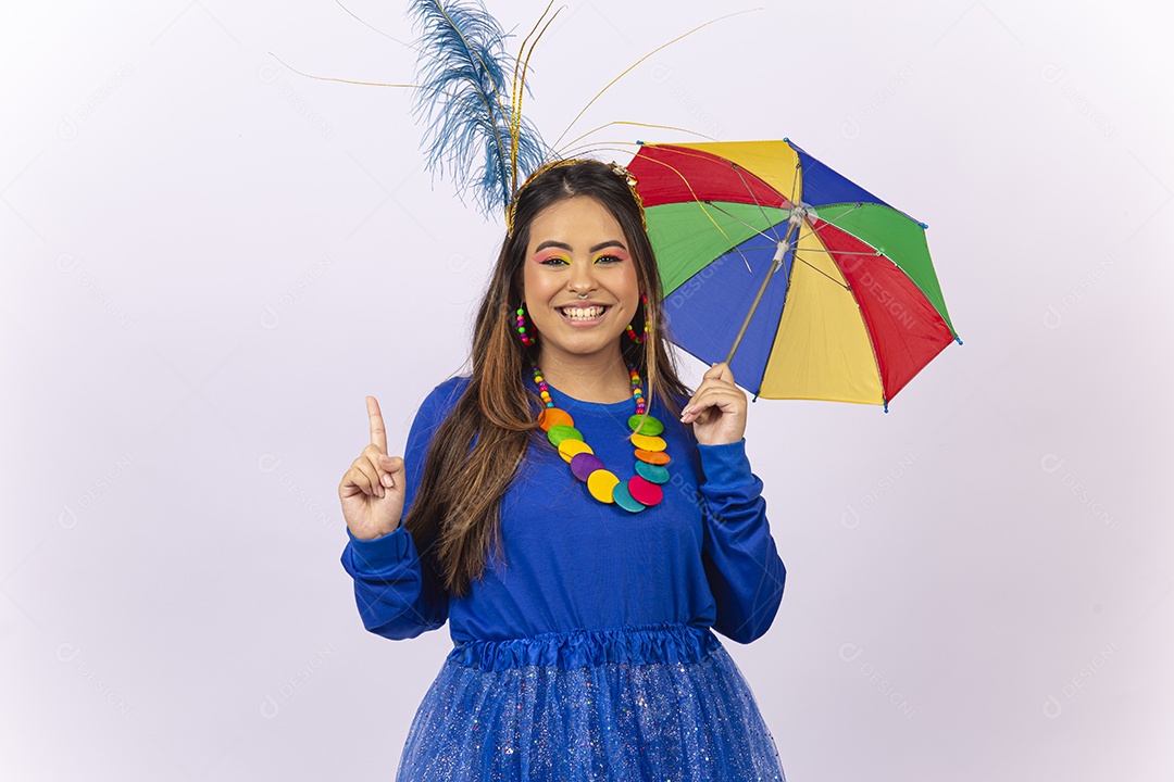 Linda jovem mulher com fantasia de carnaval.